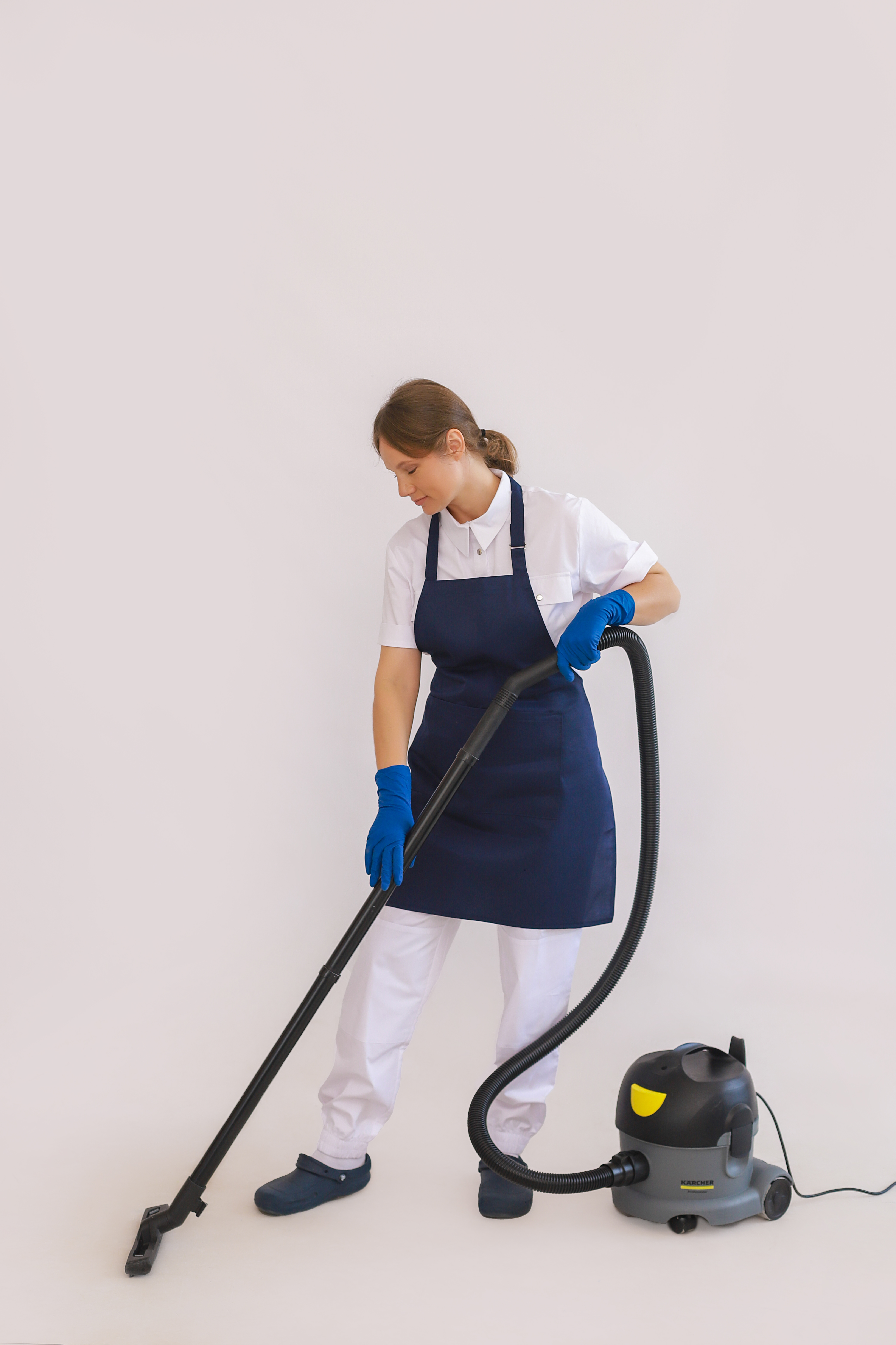 Профессиональный пылесос во время уборки ковра